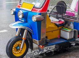 tuk tuk colorido típico em bangkok, tailândia. foto