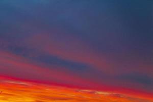 incrível panorama do céu do sol azul e roxo violeta rosa colorido incrível. foto