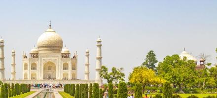 panorama taj mahal em agra índia com incríveis jardins simétricos. foto