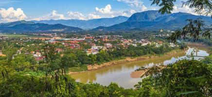 panorama da paisagem do rio mekong e luang prabang laos. foto