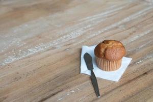 bolo de xícara de banana na mesa foto