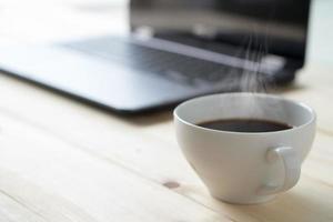 mesa de escritório de madeira moderna foto