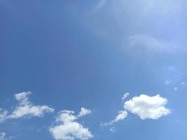 céu azul e nuvens brancas. nuvens contra o fundo do céu azul. tempo quente foto