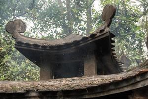 queima de papel em pedra stupa com poeira e fumaça foto