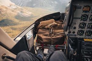 dentro do cockpit um helicóptero voando sobre montanhas rochosas foto