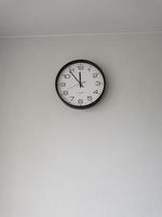 relógio pendurado na parede da cozinha do apartamento foto