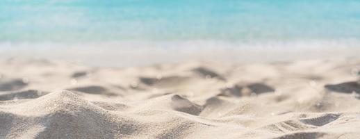 praia de areia linda tropical e águas claras com espaço de cópia, banner web de férias de verão foto