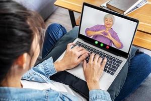 concentre-se na tela com uma mulher sênior feliz ou mãe fazendo videochamada com uma jovem filha crescida, conversando comunicando-se on-line usando o aplicativo de computador, ficando em casa em quarentena. foto