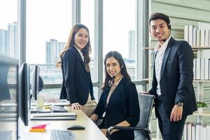 bonito e bonito de call center ou operador de suporte ao cliente sorrindo em fones de ouvido no escritório. conceito de mente de serviço foto