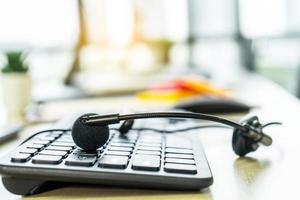 fone de ouvido voip no conceito de teclado de computador portátil para comunicação, call center e help desk de atendimento ao cliente, veiw com espaço de cópia foto