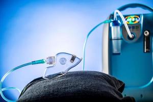 dispositivo médico cilindro de oxigênio portátil azul branco individual para colocar gás para pacientes com distúrbios respiratórios, colocar espaço de cópia de máscara de oxigênio foto