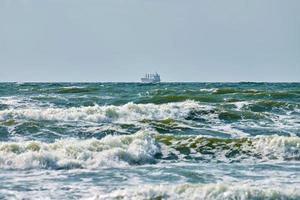 cargueiro de navio de carga de contêiner descarregado, logística de comércio de importação e exportação, navio de carga no mar azul foto