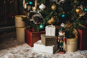 árvore de ano novo decorada e muitos presentes sob ela. árvore de natal com muitas decorações coloridas. ideia para cartões postais. celebração de natal e ano novo. conceito de férias. foto