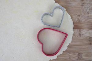massa de biscoito de açúcar com cortadores em forma de coração