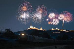 trem antigo na ferrovia com fogos de artifício coloridos em evento anual em phra nakhon khiri, khao wang foto