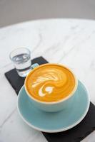 xícara de café cappuccino quente na mesa foto