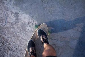 pés em um skate foto