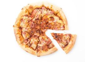 pizza havaiana isolada no fundo branco foto