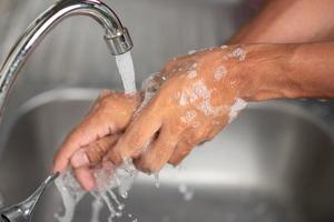 as mãos dos homens estão mostrando maneiras de lavar as mãos com um gel de limpeza para prevenir doenças infecciosas e prevenir o vírus. foto