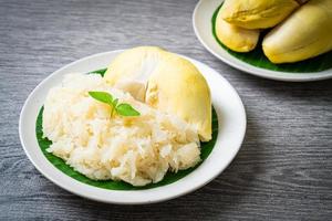 arroz pegajoso durian no prato foto