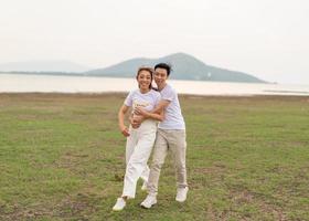 feliz jovem casal asiático na camiseta dos noivos foto