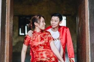 feliz jovem casal asiático em vestidos tradicionais chineses foto