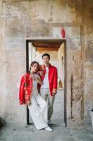 feliz jovem casal asiático em vestidos tradicionais chineses foto