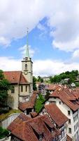 cidade histórica da cidade velha e igreja na ponte em berna, suíça, europa foto