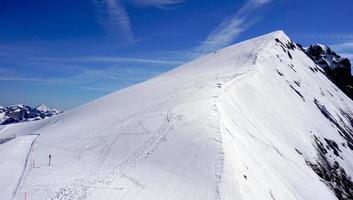 titlis neve montanhas pico neve branca na suíça, europa foto