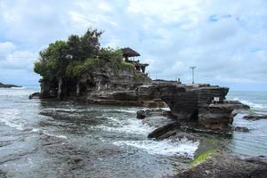 templo de tanah lot no mar na ilha de bali na indonésia foto