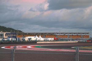 lombok, indonésia-17 de março de 2021 vip tribune em assentos de audiência coloridos do circuito mandalika para motogp e f1 com céu violeta do pôr do sol foto