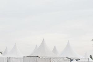 o topo das gigantes tendas brancas de casamento, entretenimento ou carnaval foto