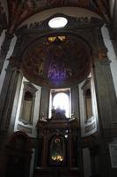 Catedral de tiros indoor de santa maria assunta em parma itália foto