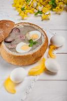 polonês sopa de Páscoa com ovo e salsicha foto