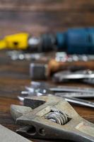 conjunto de ferramentas de trabalho em fundo rústico de madeira foto