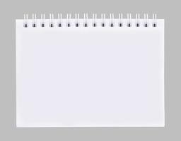 um caderno branco é colocado em um fundo cinza. foto