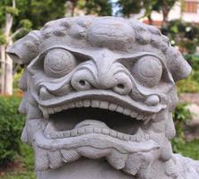 estátua de leão chinês em wat arun foto