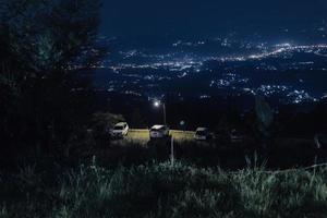 parque de estacionamento com vista da luz da cidade do topo do pico foto