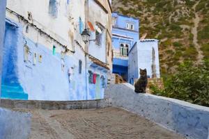 rua em chefchaouen, marrocos foto