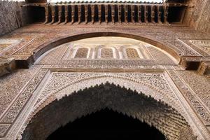 bou inania madrasa em fez, marrocos foto