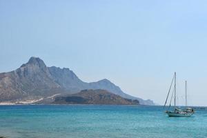 barco à vela branco no mar mediterrâneo em creta foto