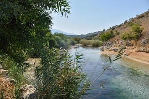 vista em um rio de montanha em creta, grécia foto