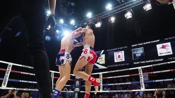 bangkok tailândia 11 de novembro de 2018 kick boxing tailandês e estrangeiro não identificado foto