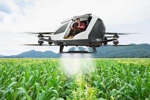 veículo aéreo autônomo agrícola dirigindo para pulverizar fertilizantes em campos de milho com agricultor inspecionando culturas agrícolas, renderização em 3d foto