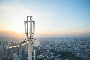 torre de telecomunicações com antena de rede celular 5g no fundo da cidade foto