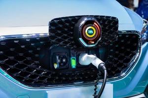 carro suv elétrico carregando com interface gráfica de usuário, conceito de carro ev de tecnologia futura foto