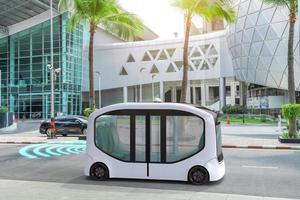 ônibus elétrico autônomo dirigindo na rua, conceito de veículo inteligente foto