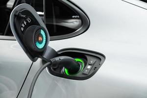 carregamento de veículo elétrico com interface gráfica do usuário, conceito de carro ev de tecnologia futura foto