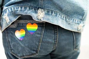 senhora asiática com coração de bandeira do arco-íris, símbolo do mês do orgulho lgbt comemora anual em junho social de gays, lésbicas, bissexuais, transgêneros, direitos humanos. foto