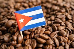 bandeira de cuba no grão de café, conceito de comércio on-line de comércio de exportação de importação. foto